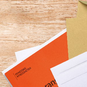 Orangea kuvert bland annan post