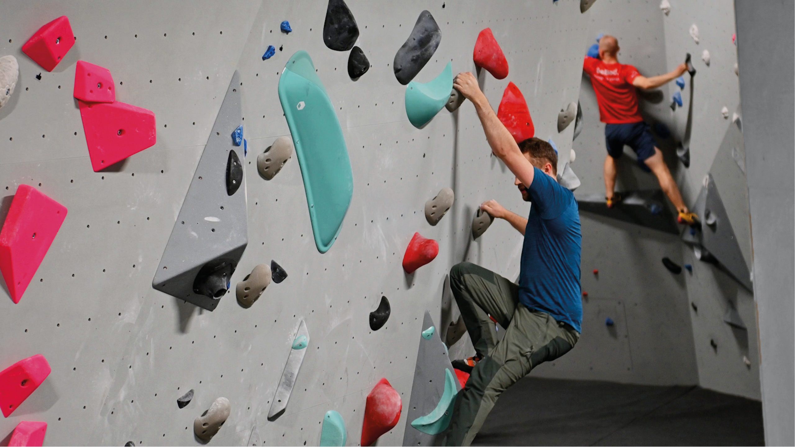 Klättrare på klättervägg hos Urban Boulders