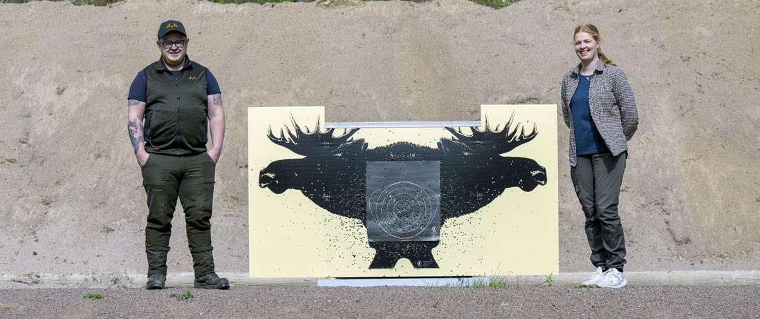 Mattias och Alice från Jaktskytteanläggning vid en älgmåltavla