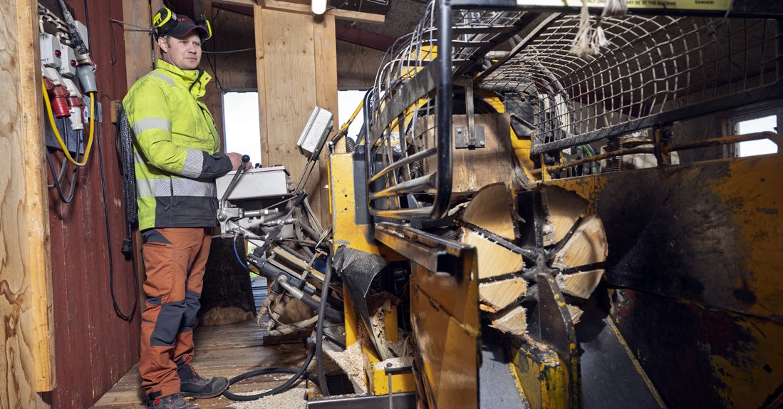 "Vedkungen" står vid sin stora vedklyv