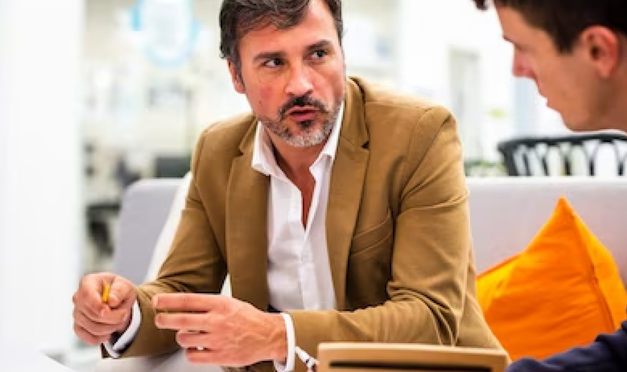 Man samtalar med en annan man 