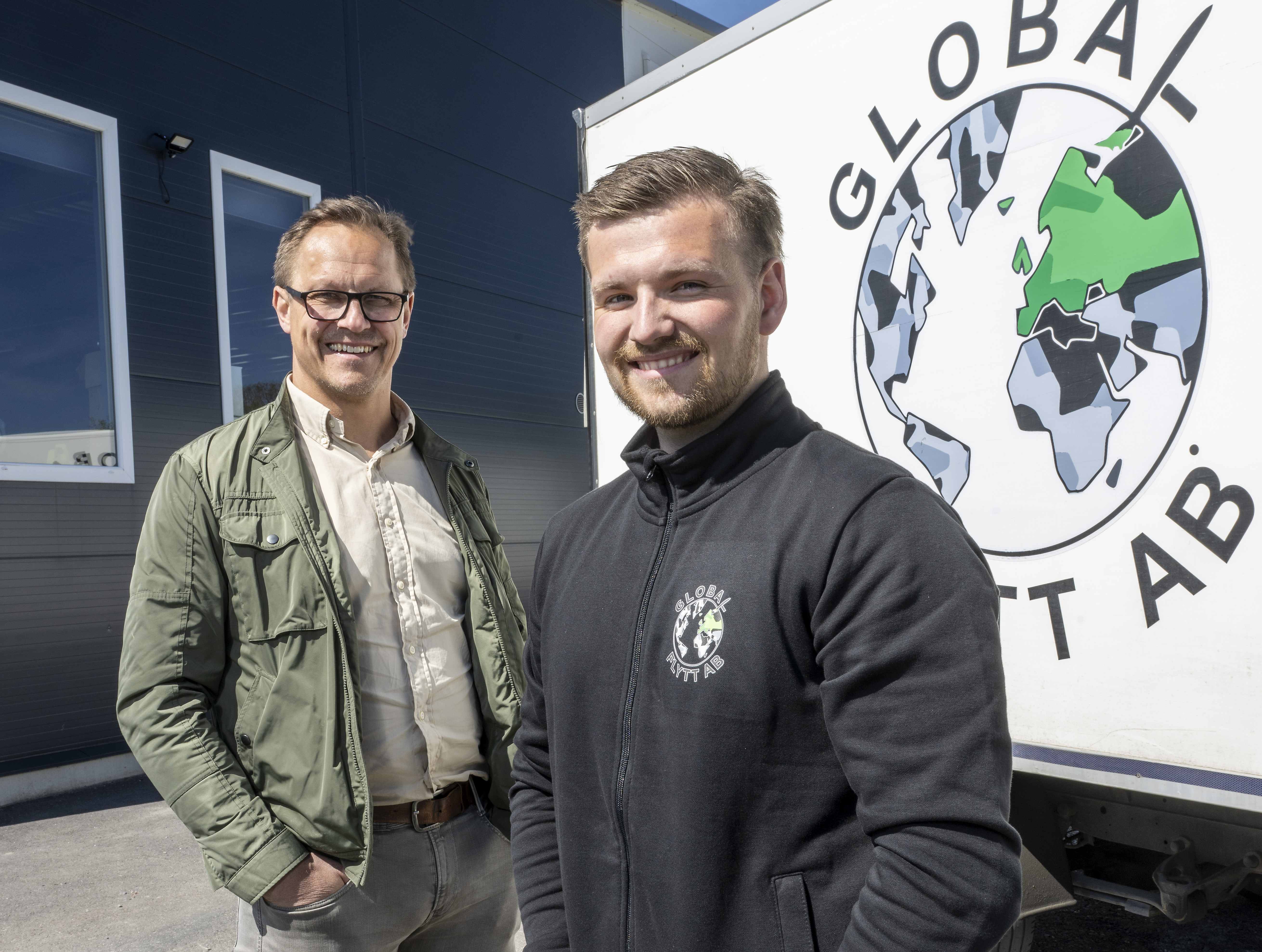 Gabriel från Global Flytt samt Johan Bülow från banken