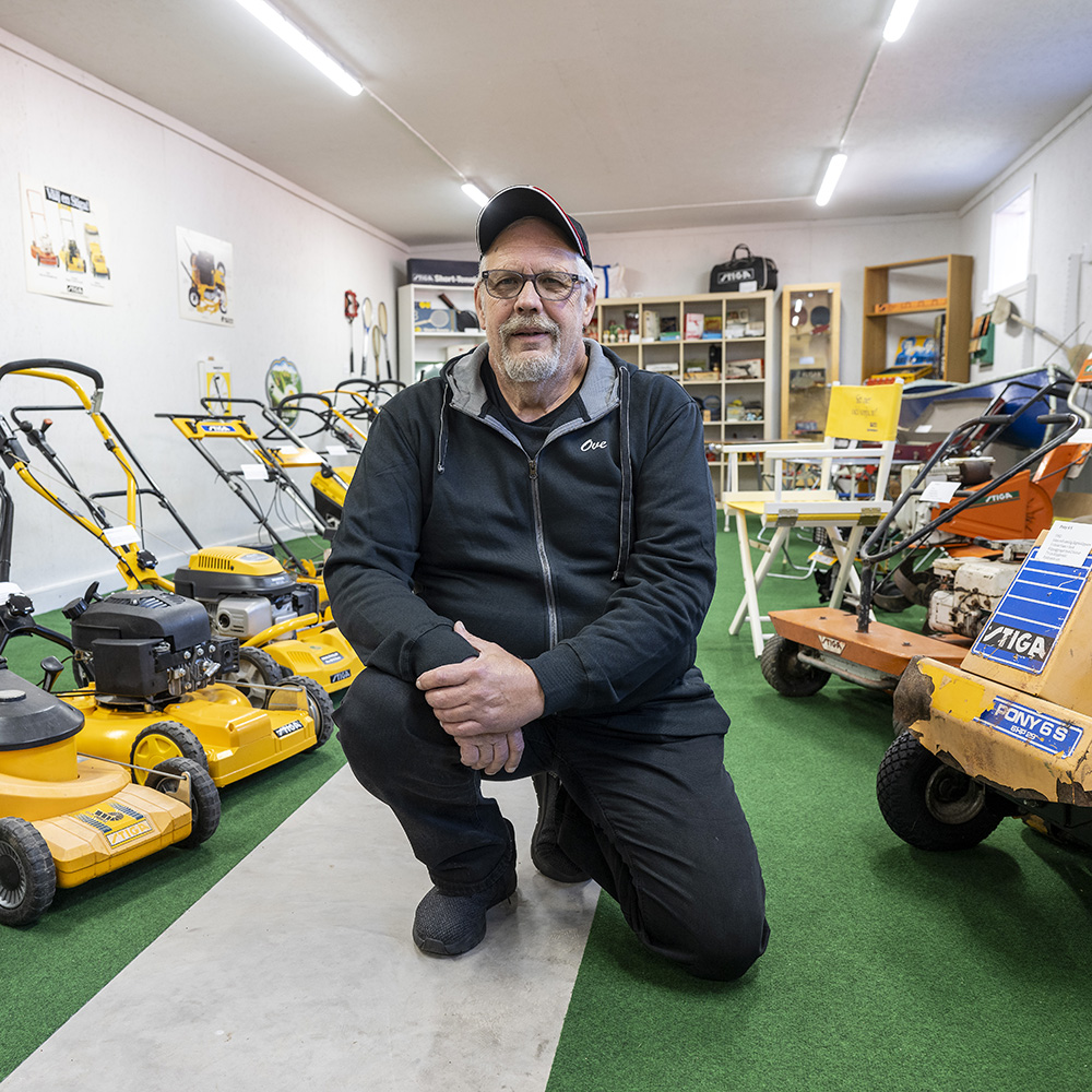 Ove på veteranmotorklubben visar upp gräsklippare