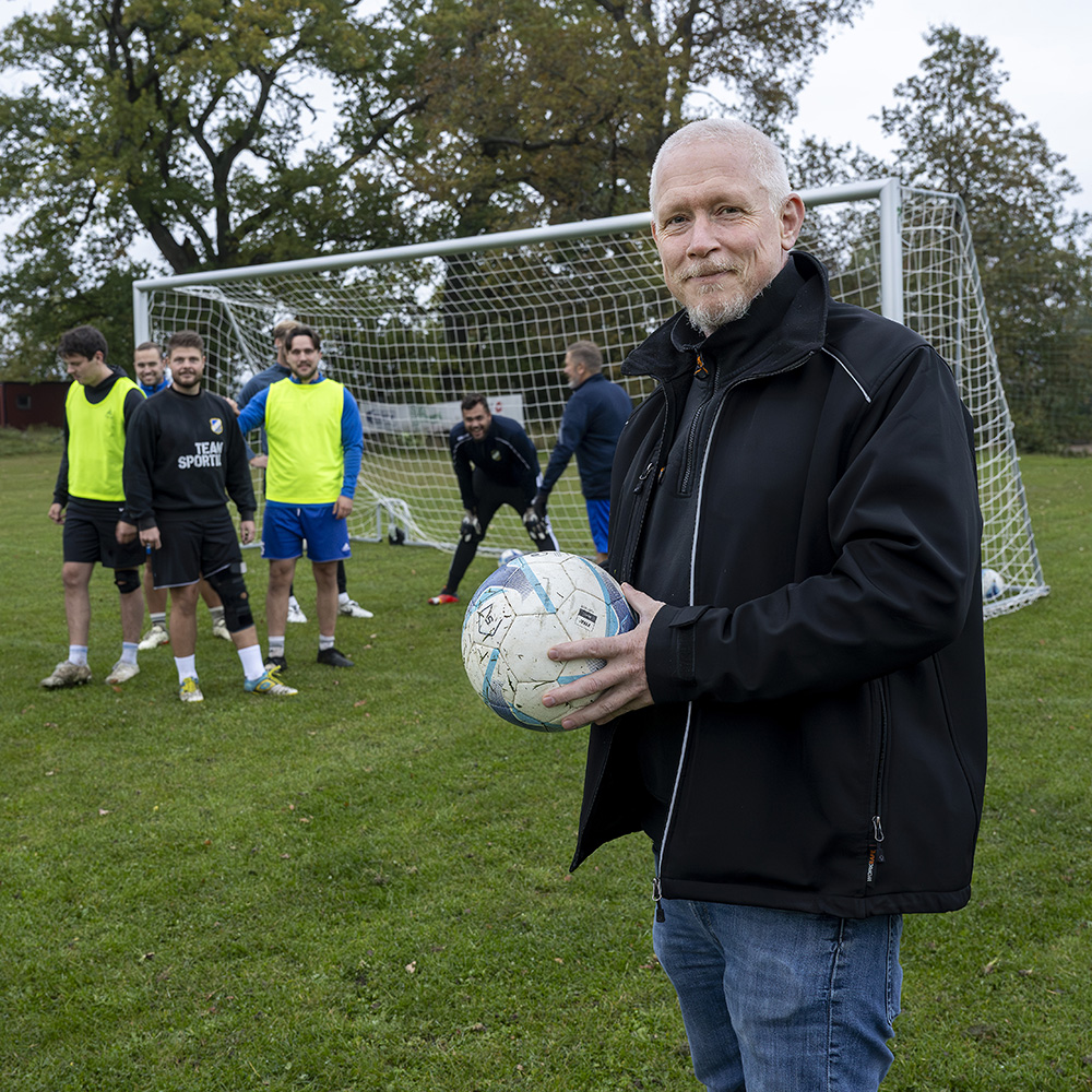 Niklas från Hägerstrad IF framför spelare och fotbollsmål