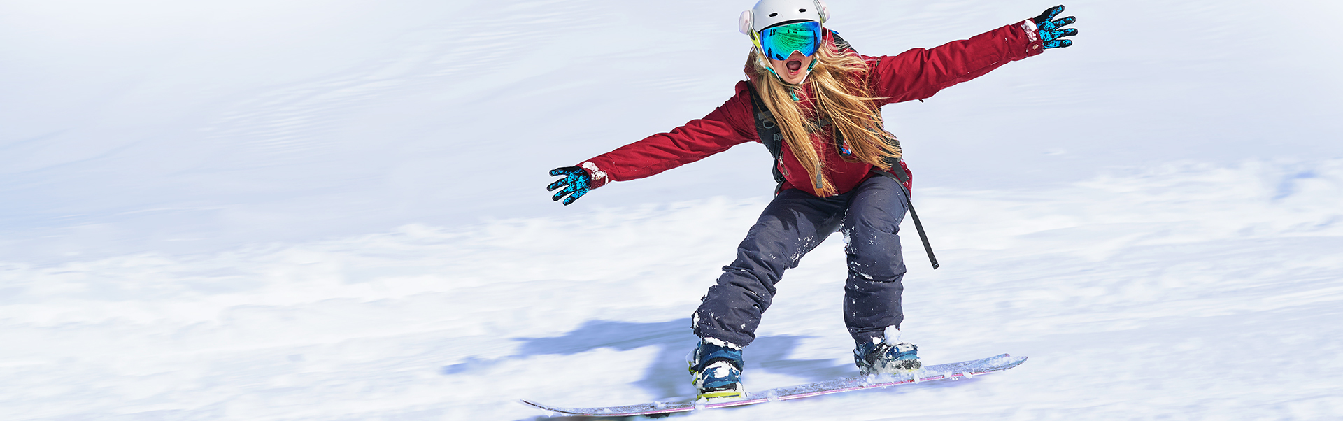Flicka som åker snowboard