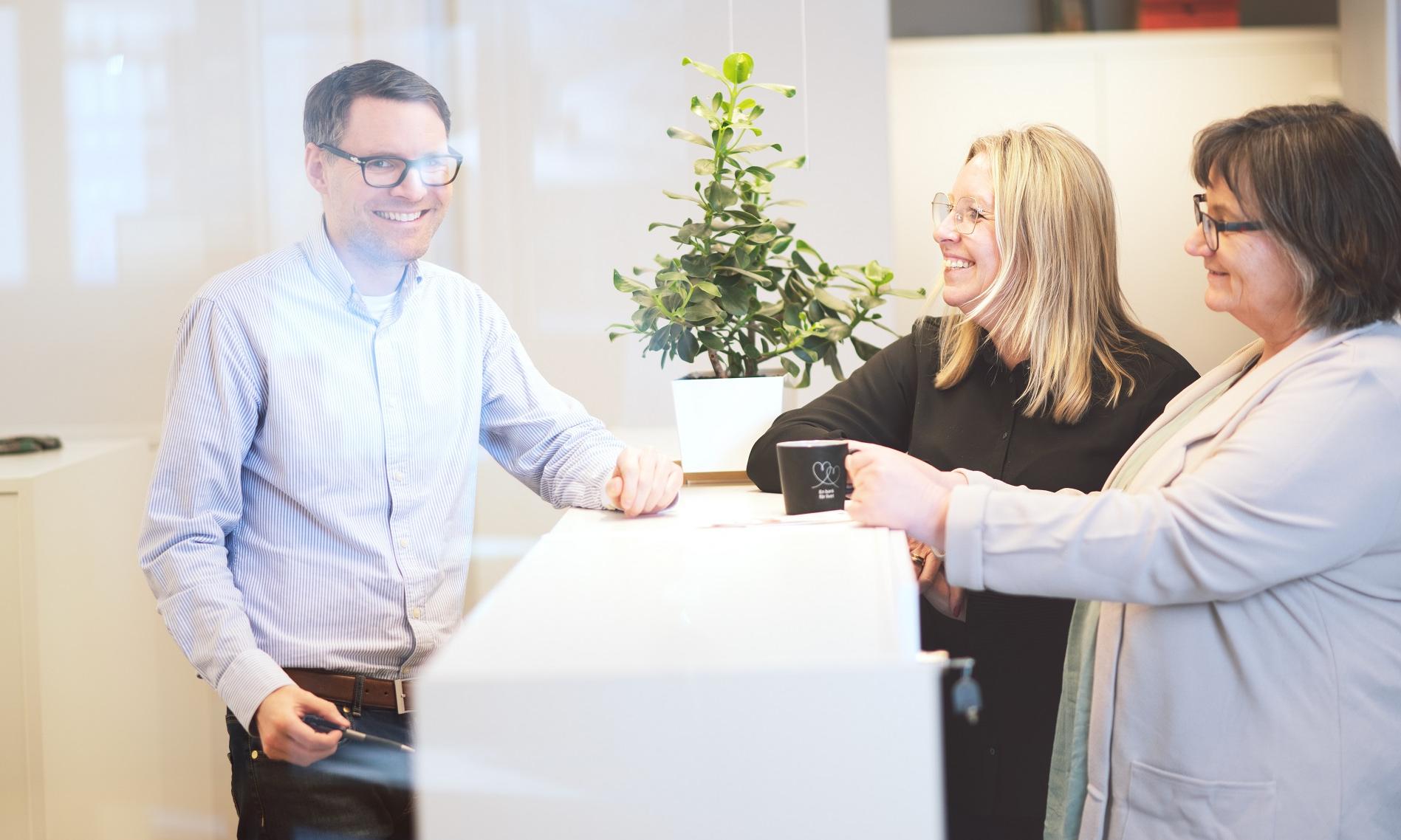 Fredrik, Helen, Annegerd samtalar vid en disk